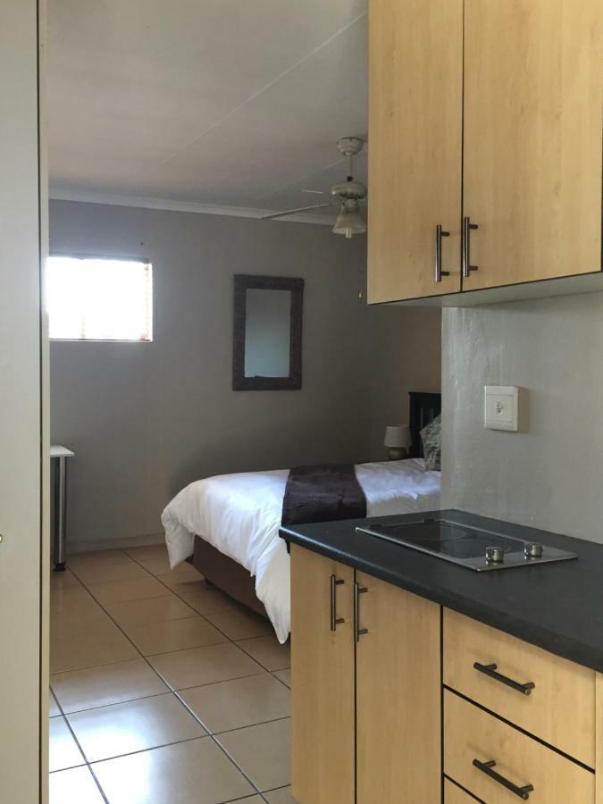 African Kingdom Guest House Boksburg Kültér fotó
